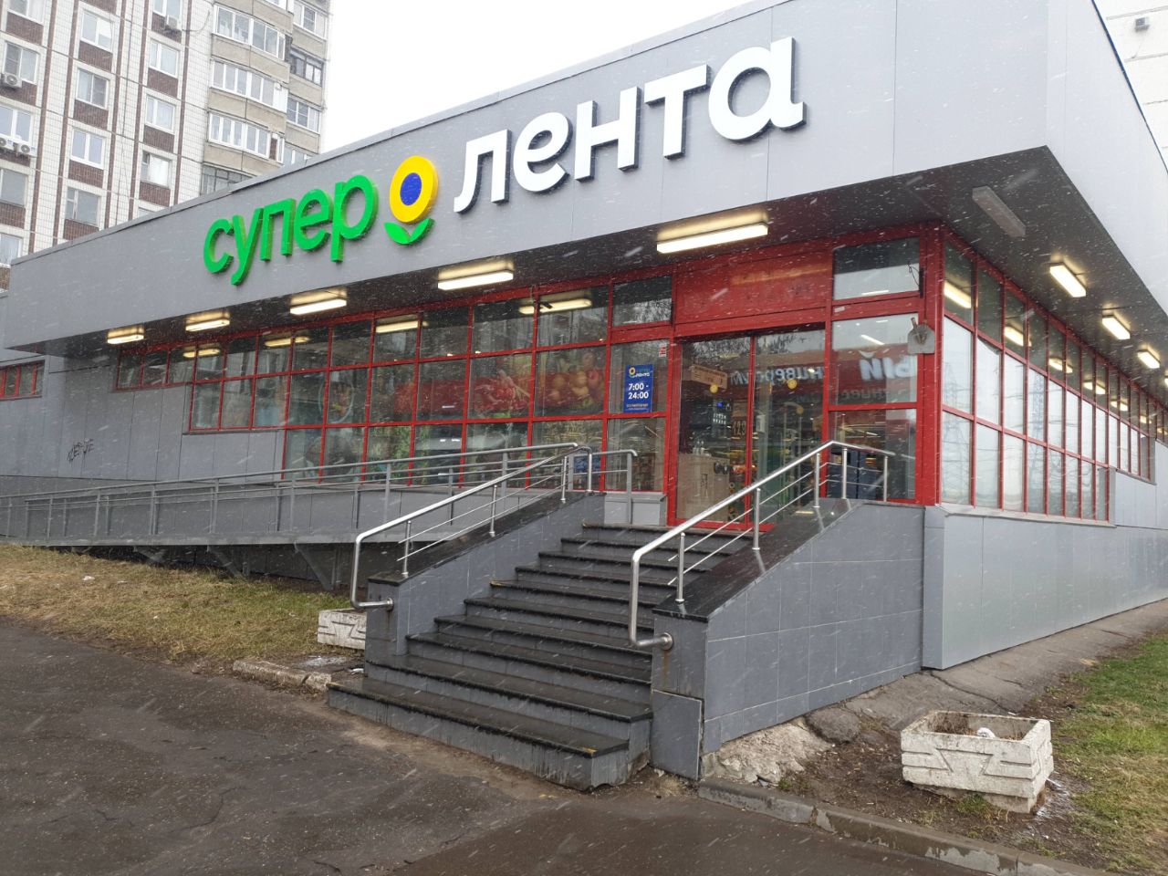 Торговом центре в Батайском проезде, 69