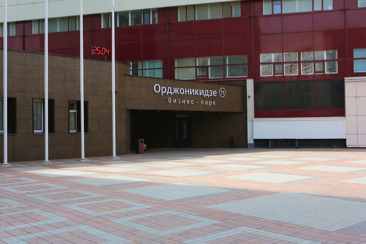 Торговом центре Орджоникидзе 11 (на ул. Орджоникидзе, 11с1)