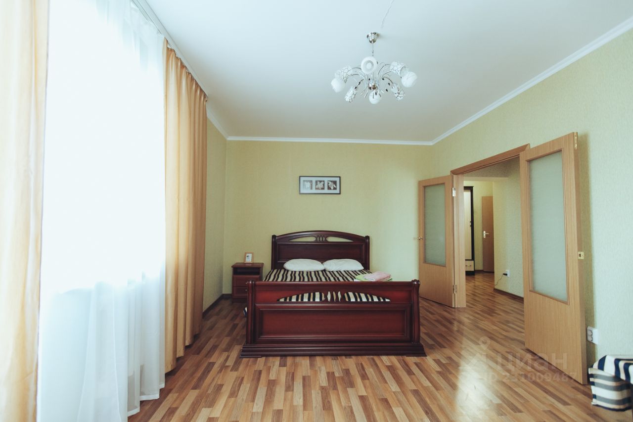 Уютная квартира в Липецке, 45 кв.м, 4 этаж, просторная комната, светлые стены, деревянная мебель, большие окна с шторами