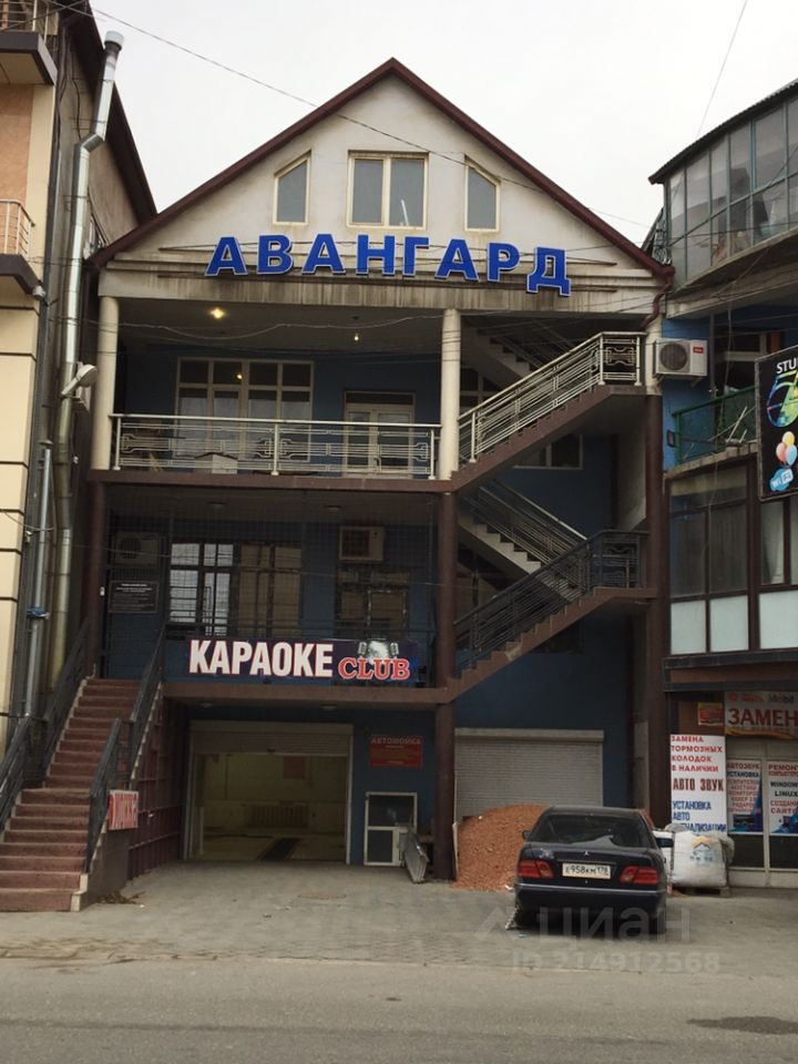Индекс махачкала энгельса. Улица хизроева в махачкале. энгельса махачкала. махачкалинское здание с шоурумами.