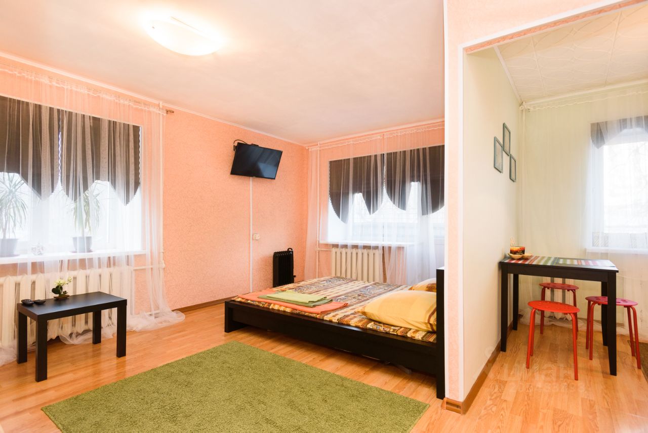 Уютная 1-комнатная квартира в Екатеринбурге, 31 кв.м, кухня 6 кв.м, жилая 18 кв.м, 2 этаж. Светлая комната, удобная мебель, телевизор.