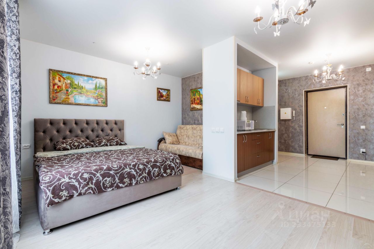Уютная квартира в Екатеринбурге, 35 кв.м, 8 этаж, современный интерьер, просторная спальня, встроенная кухня, посуточная аренда.