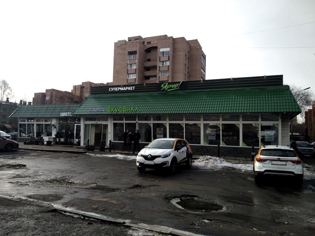 Торговом центре на ул. Пионерская, 8Г
