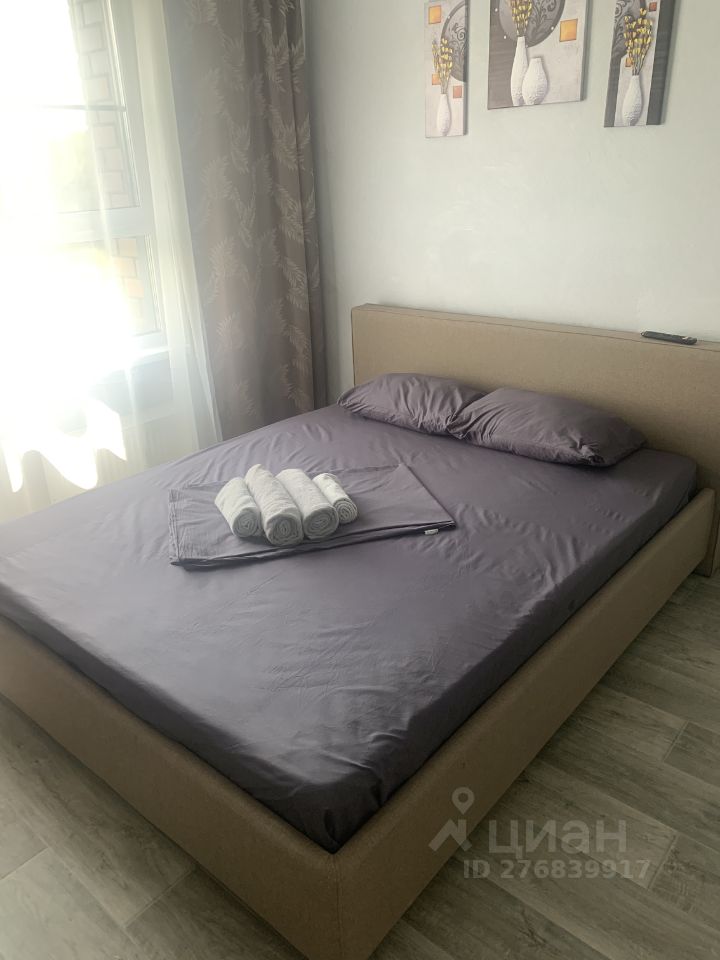 Уютная квартира в Барнауле, 34 кв.м, 2 этаж, 1 комната. Светлая спальня с новой мебелью и декором. Отличный вариант для посуточной аренды.