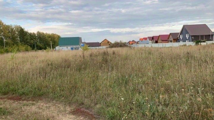 Продается участок в Барнауле. Просторная территория, окруженная зеленью и новыми домами. Отличное место для строительства.