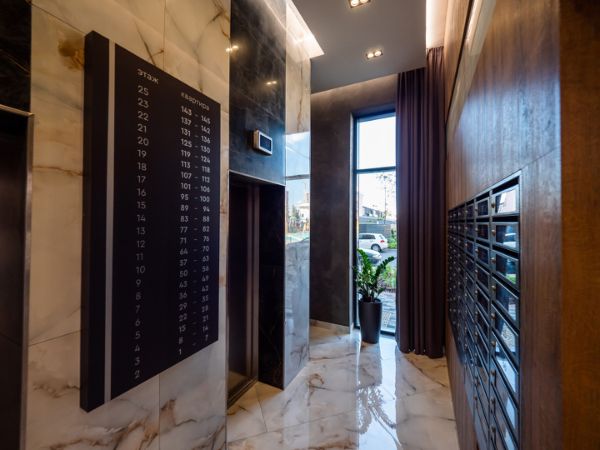 Видеода қыз аяғын өзі жалайды.