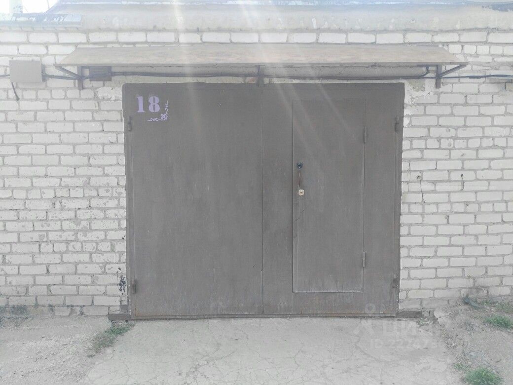 Продается гараж в Липецке, площадь 25.7 кв.м, без отделки. Надежные ворота, кирпичная кладка. Отличное место для хранения.