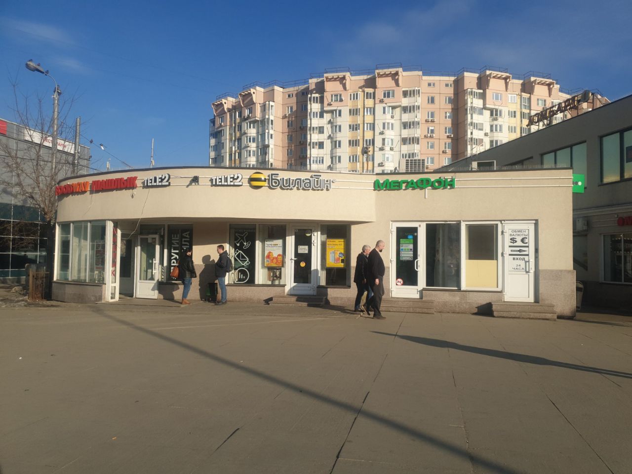 Торговом центре на проспекте Андропова, 25Вс1
