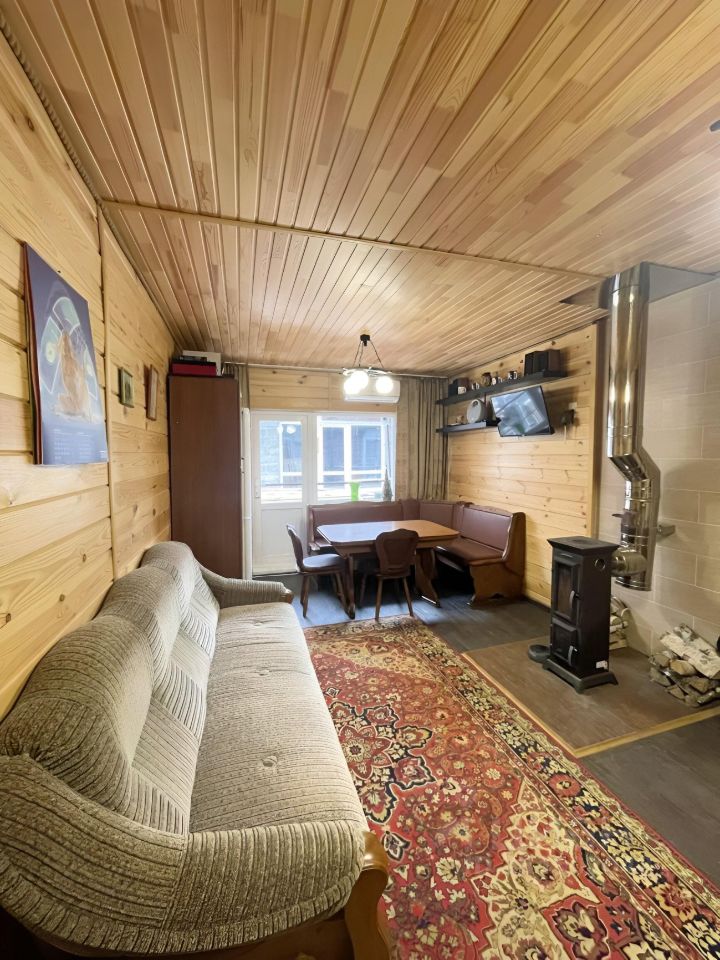 Уютный дом в Барнауле, 48 кв.м. Деревянная отделка, просторная гостиная с камином, обеденная зона, светлые окна.