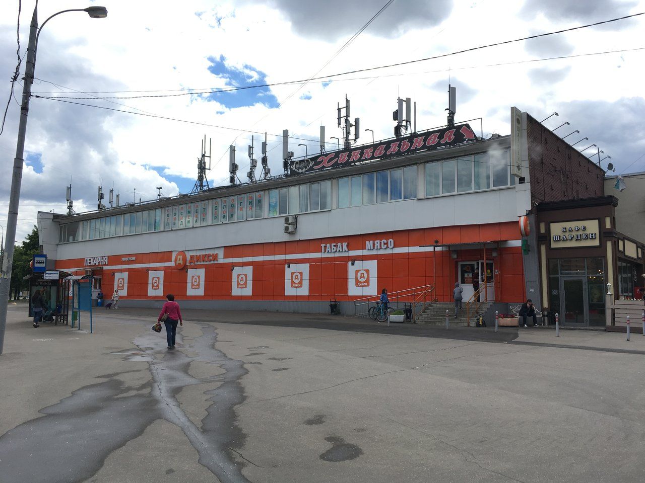 Торговом центре на ул. Новаторов, 16