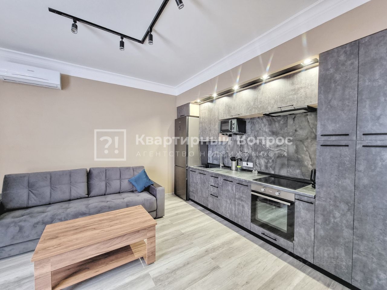 Современная 2-комнатная квартира, 60 кв.м, на 5 этаже в Липецке. Просторная гостиная с кухней, стильный интерьер, новая техника.