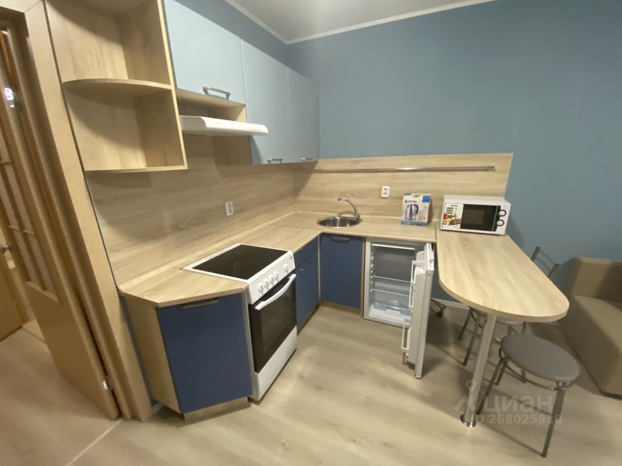 Светлая кухня с современной техникой в квартире на 15 этаже в Екатеринбурге. Общая площадь 27.1 кв.м. Уютное пространство для жизни.