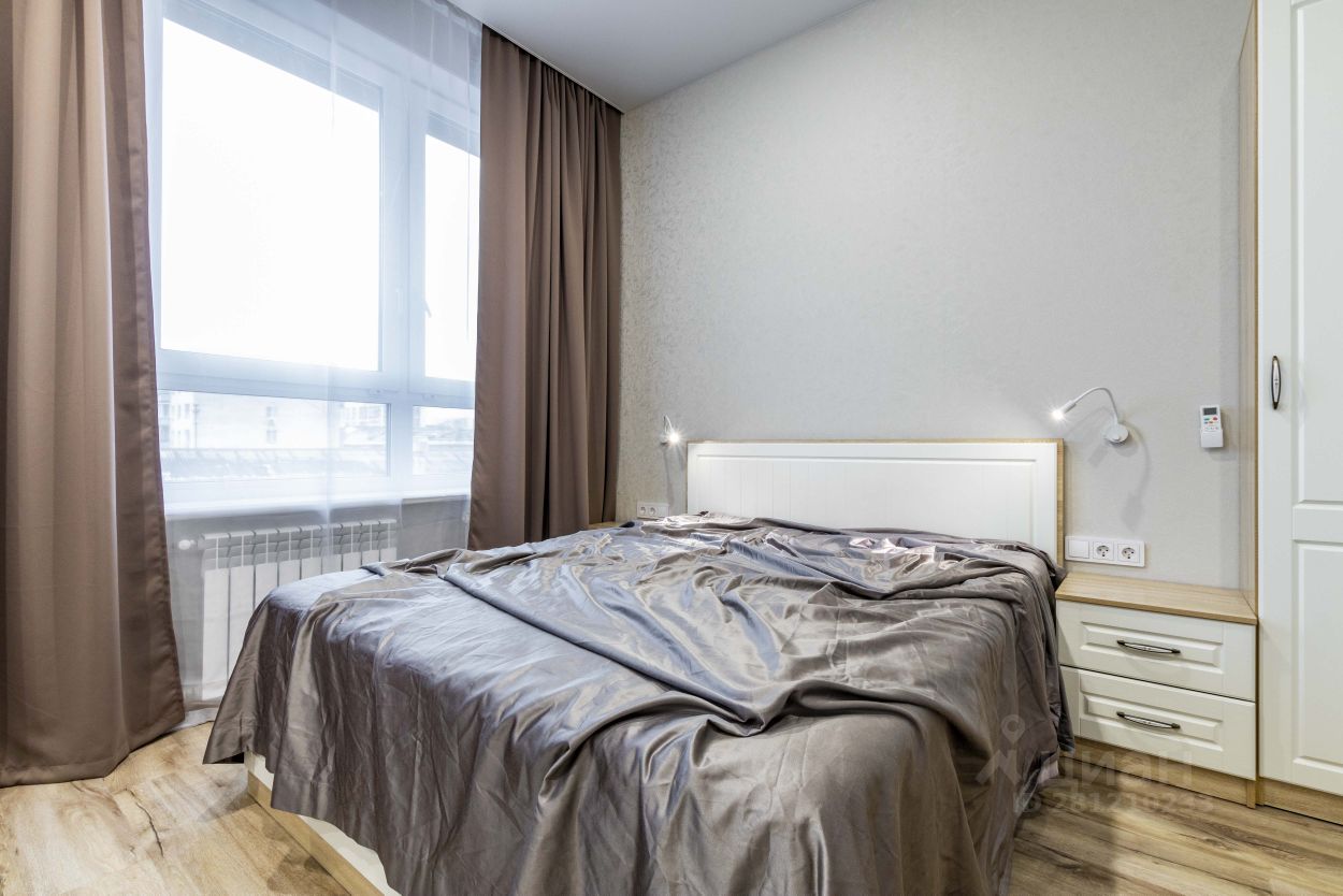 Современная квартира в Екатеринбурге, 33 кв.м, уютная спальня с большим окном, 6 этаж, без отделки, посуточная аренда