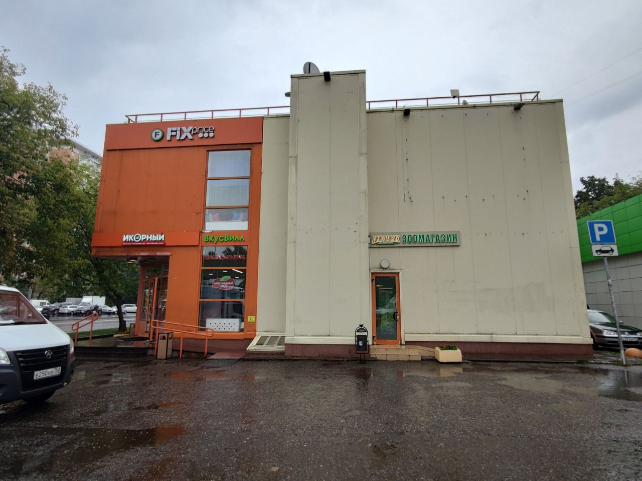 Торговом центре на ул. Снежная, 16к6