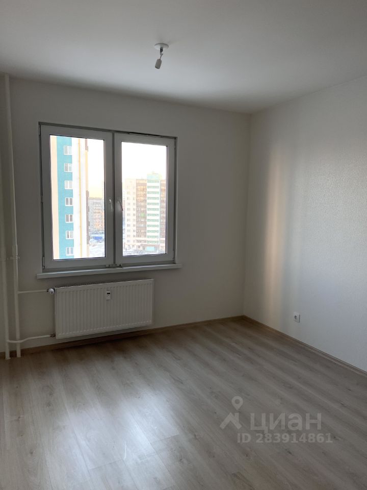 Светлая квартира в Екатеринбурге, 21.8 кв.м, 10 этаж, без отделки, вид из окна на город, новый дом, ламинат, радиатор отопления.