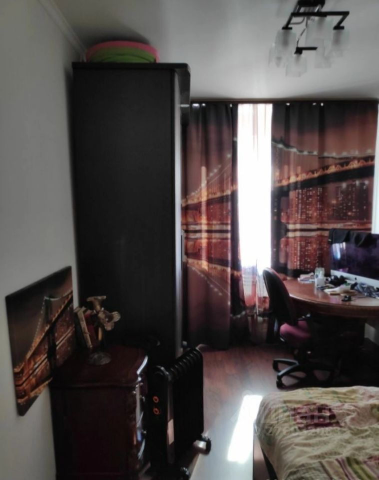 Просторная 3-комнатная квартира в Екатеринбурге, 64 кв.м, 2 этаж. Светлая комната, современный интерьер, уютное рабочее место.