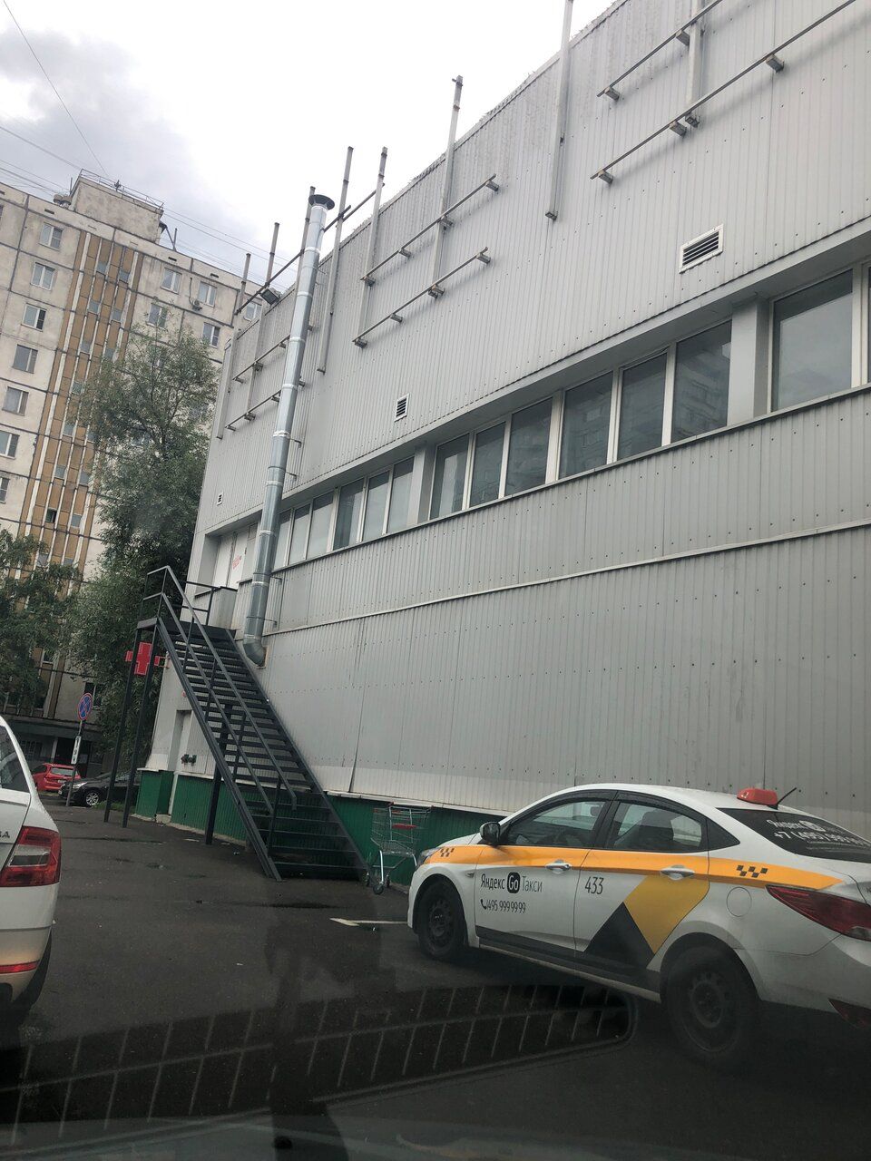 Торговом центре в Староватутинском проезде, 12с1