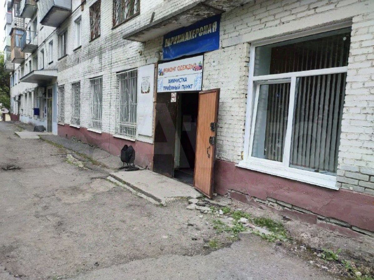 Продается помещение свободного назначения, 136 кв.м, 1 этаж, без отделки, Барнаул. Удобное расположение, отдельный вход, большие окна.
