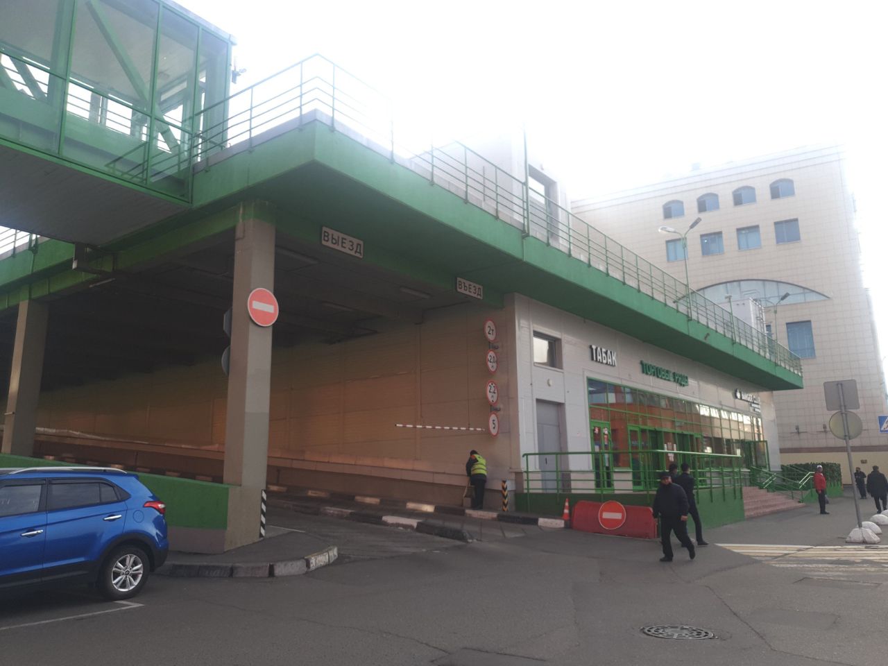 Торговом центре на Новоясеневском проспекте, 1Г