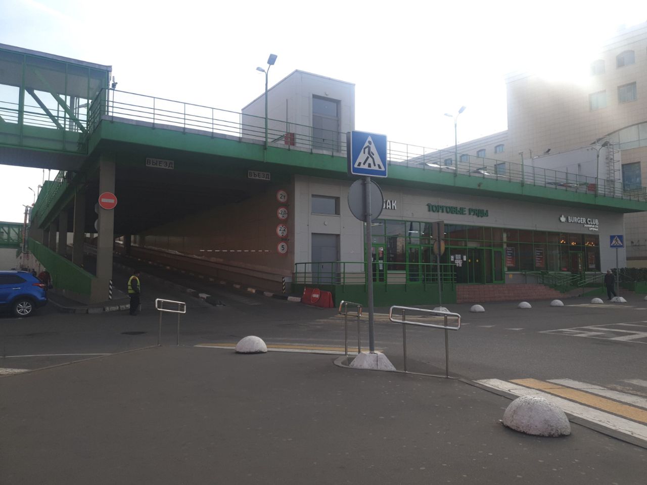 Торговом центре на Новоясеневском проспекте, 1Г