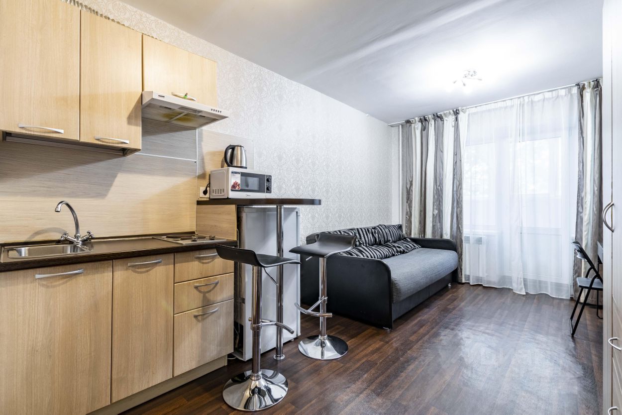 Уютная квартира в Екатеринбурге, 17 кв.м, 2 этаж. Современная кухня, светлая гостиная с диваном, стильный интерьер, посуточная аренда.
