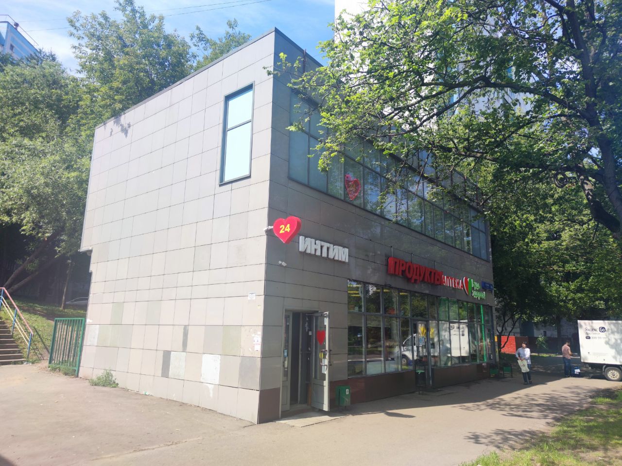 Торговом центре на ул. Лескова, 26Б