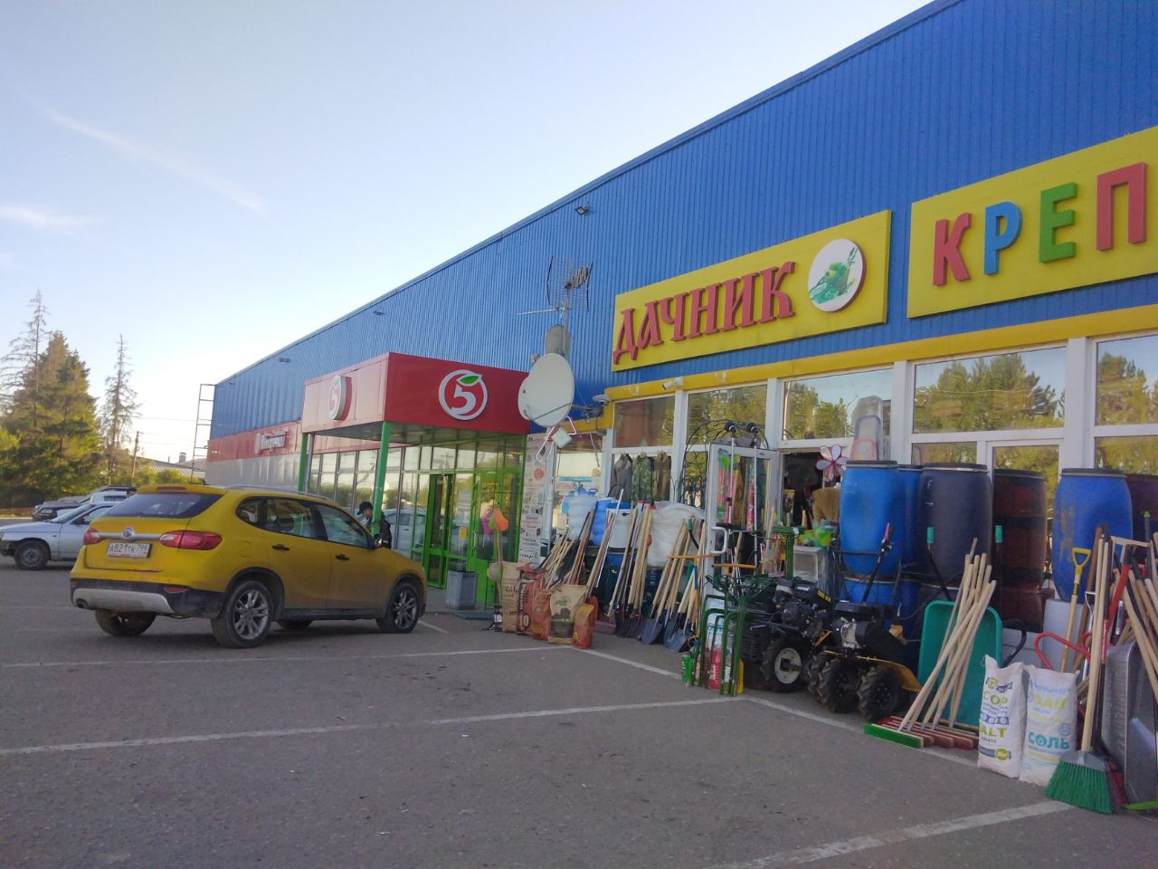Торговом центре в деревне Красная Пахра, дв144с1
