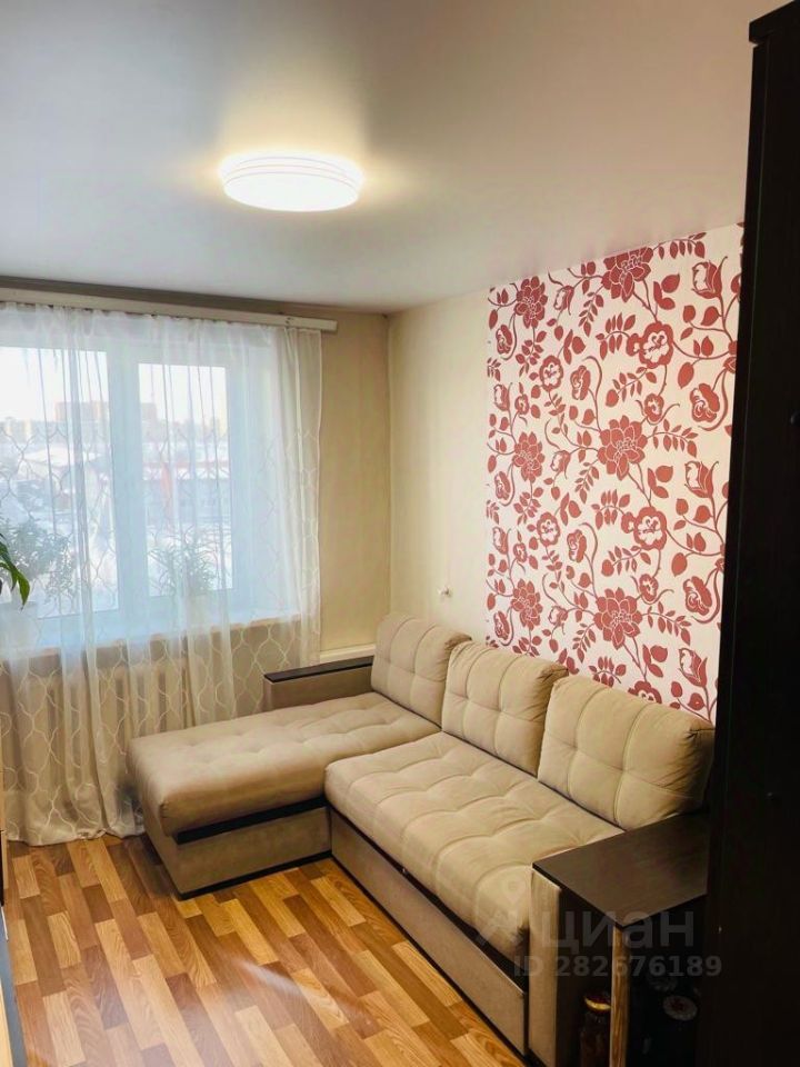 Светлая 2-комнатная квартира в Екатеринбурге, 43 кв.м. Уютная гостиная с ярким декором на 5 этаже. Идеально для семьи.