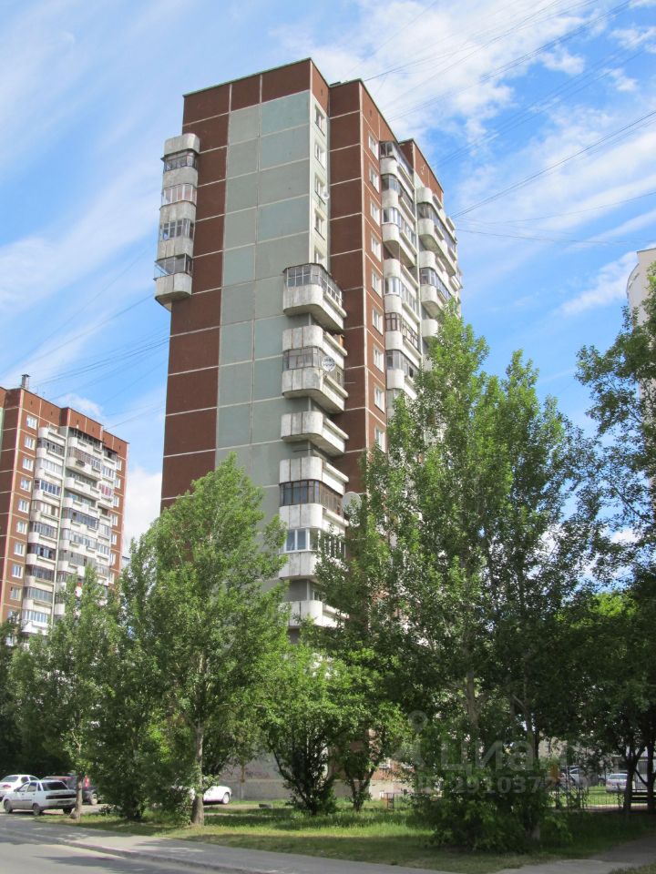 Продается доля в 3-комнатной квартире в Екатеринбурге. Общая площадь 66 кв.м, кухня 8.3 кв.м, жилая 42.8 кв.м. 1 этаж. Без отделки.