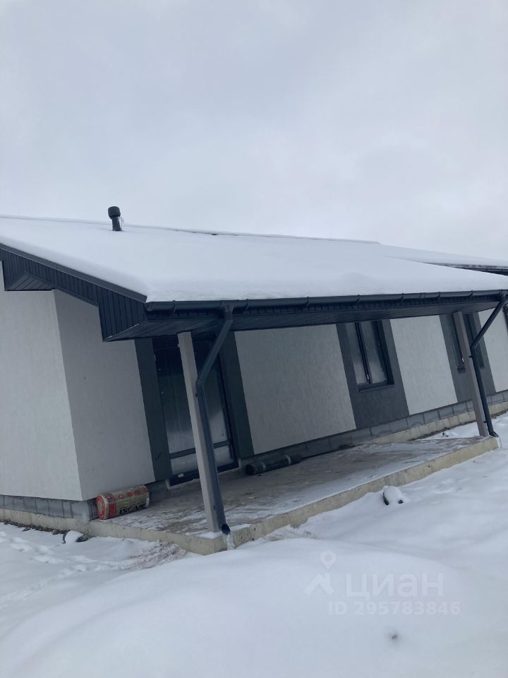 Продается дом в Екатеринбурге, площадь 110 кв.м. Современный фасад, просторная веранда, свежий снег. Отличное место для жизни.