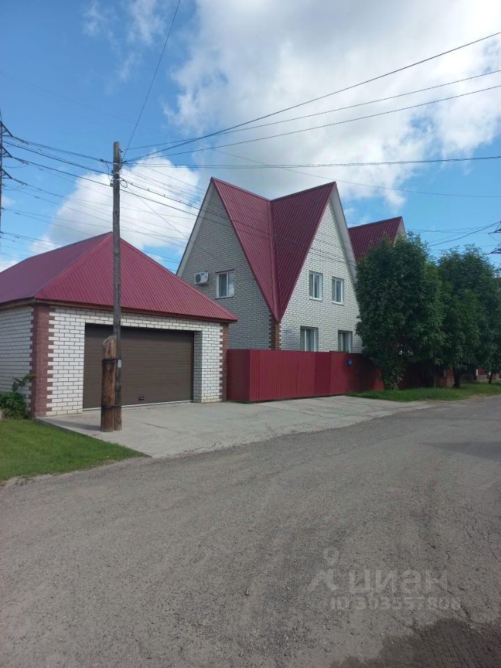 Продается дом в Барнауле, площадь 114.5 кв.м. Кирпичный фасад, красная крыша, гараж, ухоженная территория, тихий район.