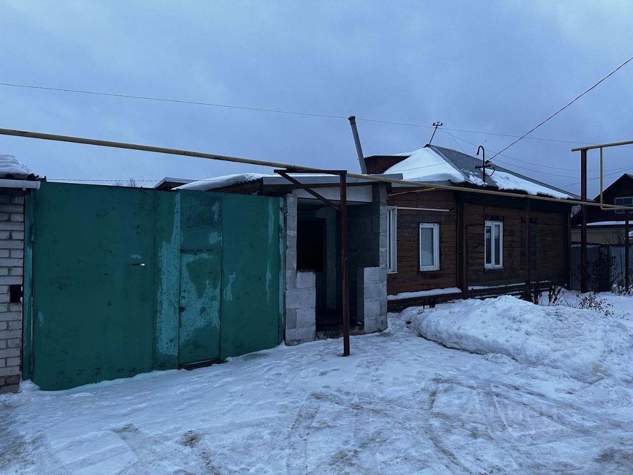 Продается дом в Барнауле, общая площадь 96 кв.м. Участок с гаражом, деревянный дом, без отделки. Удобное расположение, тихий район.