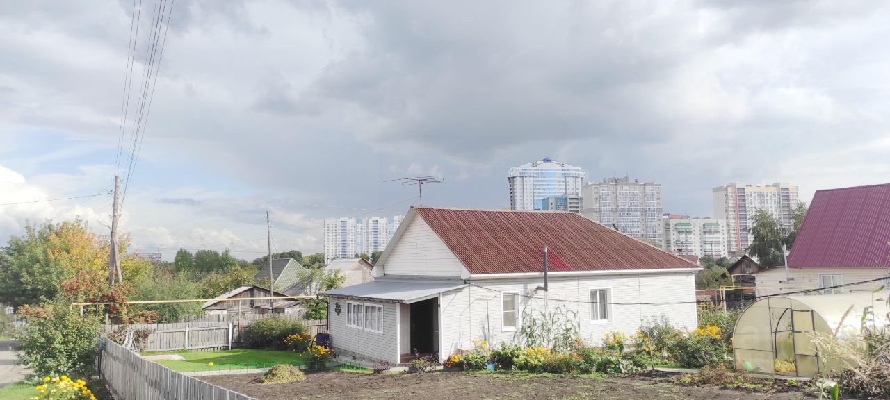 Продается дом в Барнауле, площадь 90 кв.м. Участок с садом, рядом городская инфраструктура. Уютный и спокойный район.