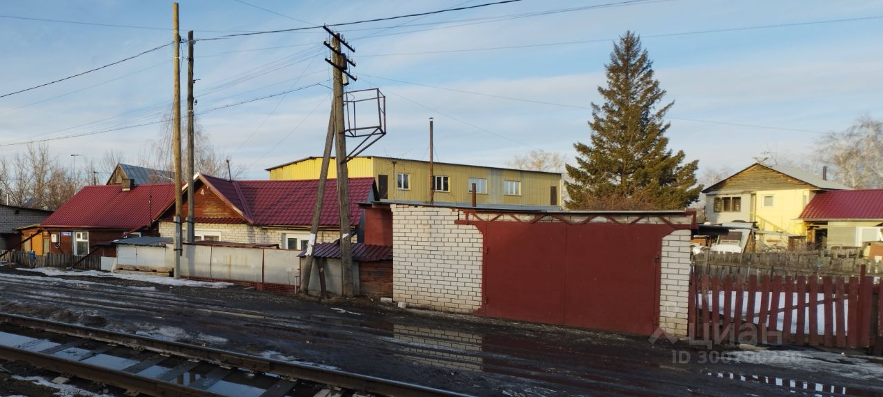Продается дом/дача в Барнауле, общая площадь 89.4 кв.м. Недалеко от железной дороги, кирпичный забор, металлические ворота, спокойный район.