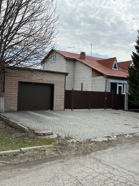 Продается дом в Барнауле, общая площадь 223 кв.м. Кирпичный фасад, гараж, спокойный район, ухоженный двор.