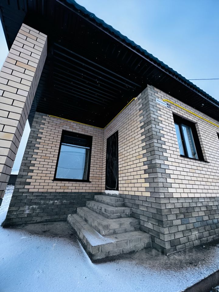 Продается дом в Барнауле, площадь 90 кв.м. Современный фасад, кирпичная кладка, просторный вход, без отделки. Отличный вариант для покупки.