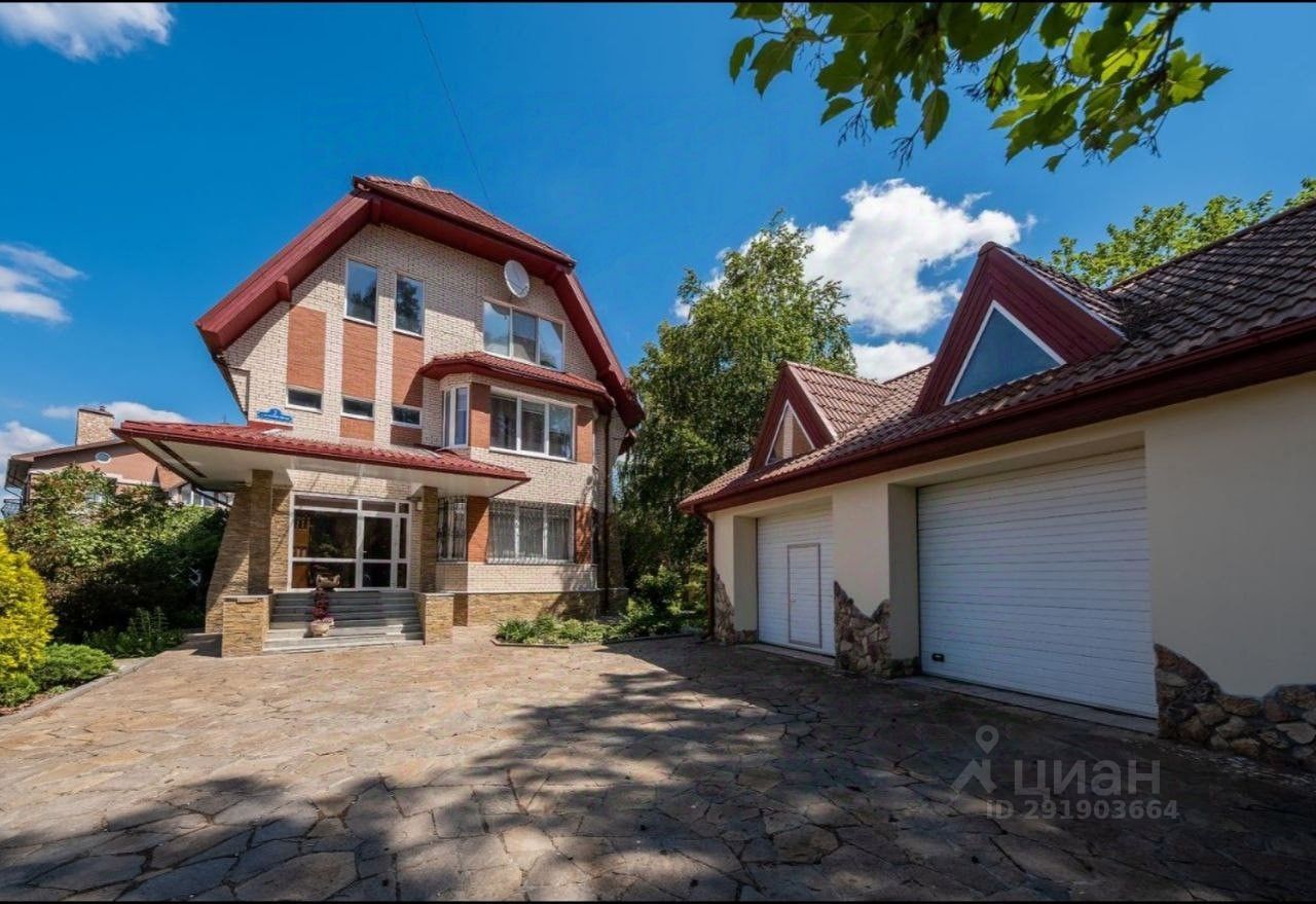 Просторный дом в Екатеринбурге, общая площадь 398.5 кв.м, без отделки, ухоженный двор, гараж, современная архитектура, зелёная зона