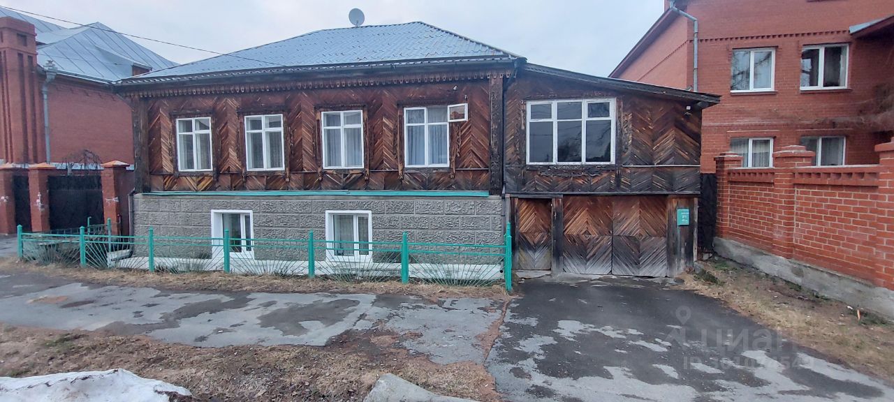 Продается дом в Екатеринбурге, общая площадь 189 кв.м. Уютный фасад, деревянная отделка, ухоженная территория. Отличное расположение.