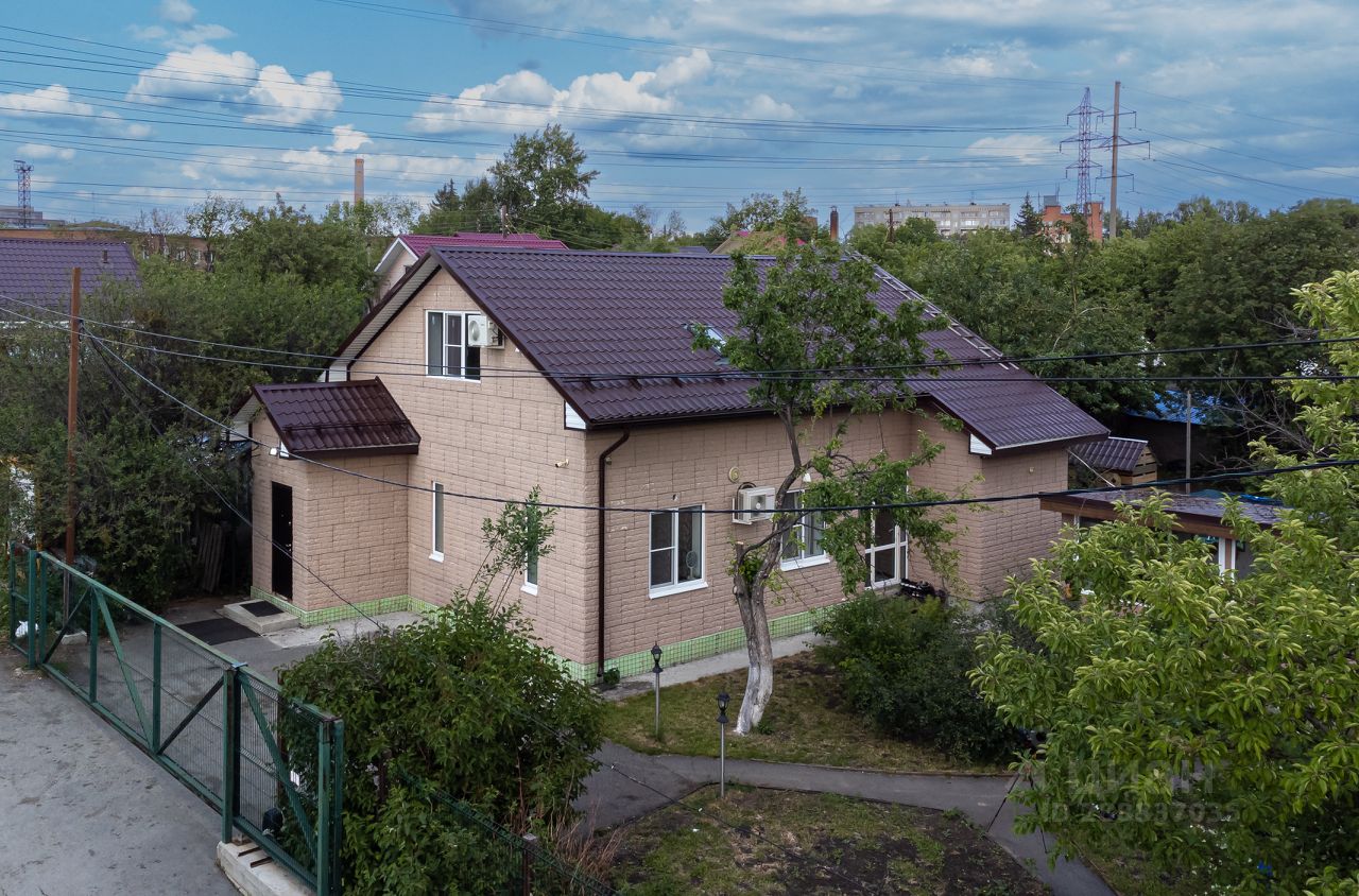 Продается дом в Екатеринбурге, общая площадь 180 кв.м. Уютный кирпичный дом с ухоженным участком, зеленые насаждения, тихий район
