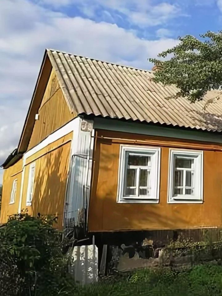 Продается дом в Липецке, площадь 44 кв.м, без отделки. Уютный деревянный фасад, тихий район, зелёный участок.