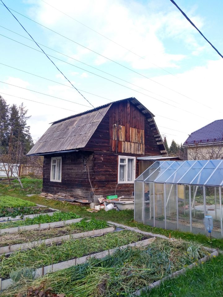 Продается дом 20 кв.м в Екатеринбурге. Участок с теплицей и грядками. Отличное место для отдыха и садоводства.