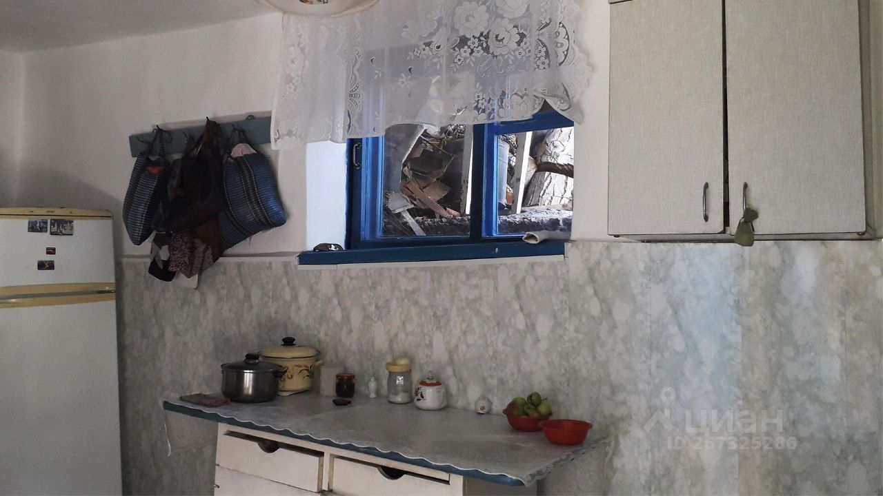 Уютная кухня в доме, Барнаул. Светлое помещение с окном, холодильник, шкафы для хранения, полки для посуды. Отличное место для жизни.