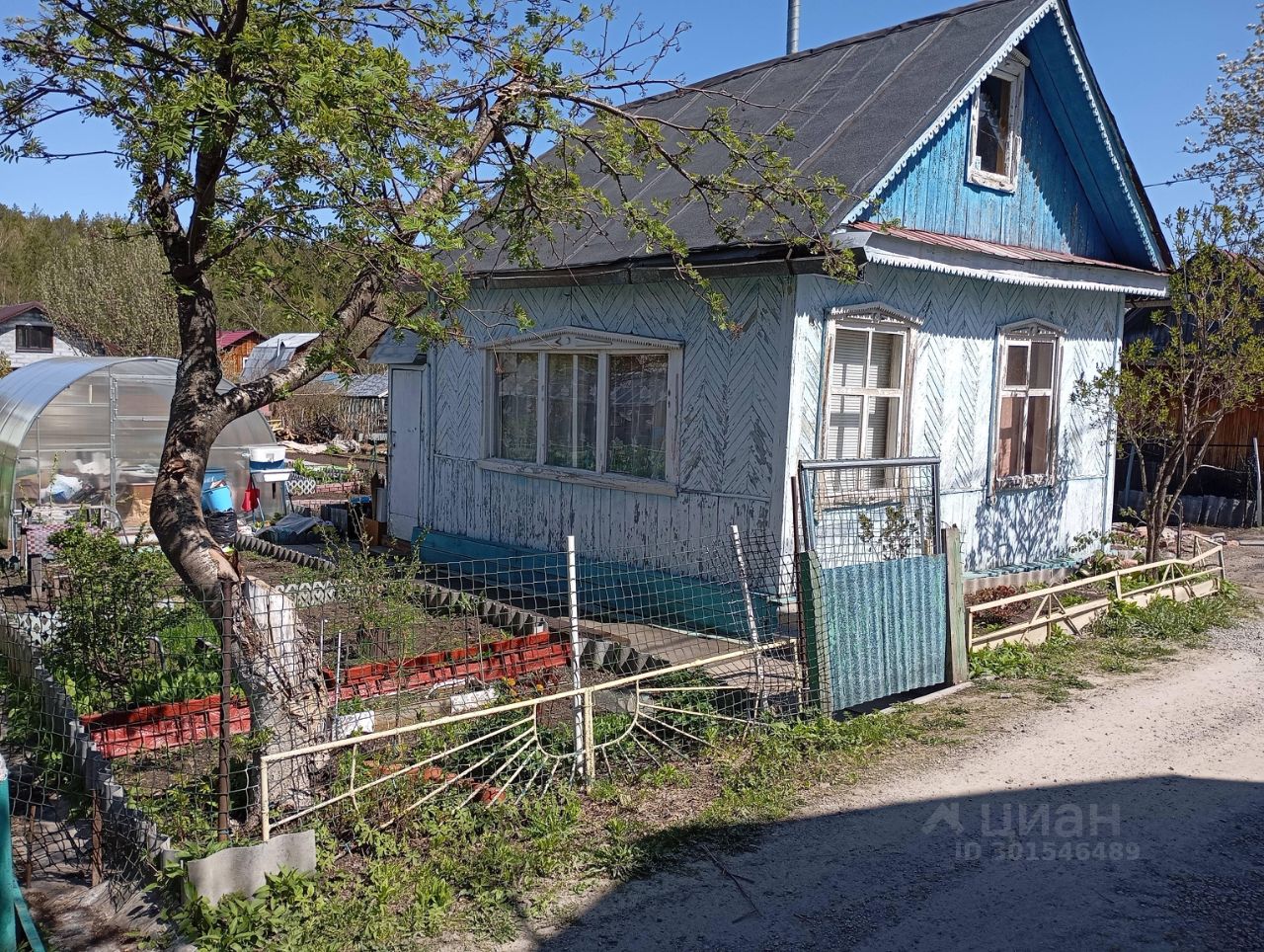 Продается уютный дом/дача в Екатеринбурге, общая площадь 30 кв.м. Ухоженный участок с теплицей, спокойный район, идеален для отдыха.