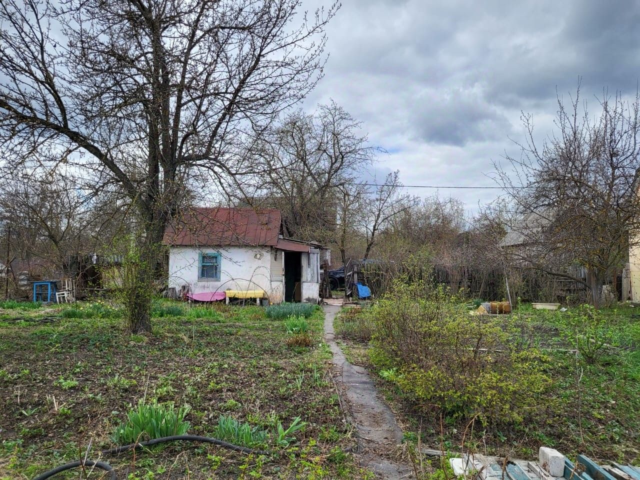 Продается участок в Липецке с домом старой постройки и плодовыми деревьями,  возможность подключения к водоснабжению и электричеству