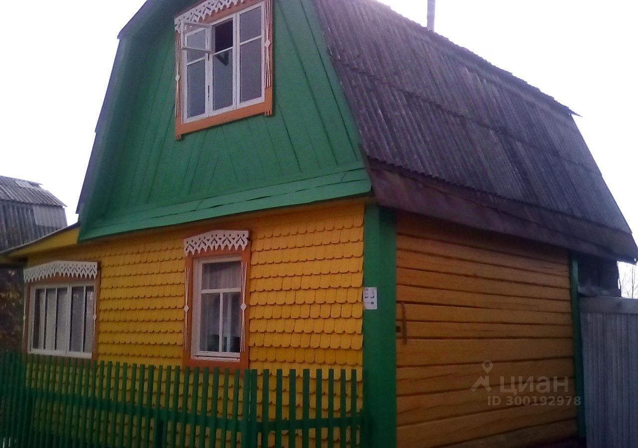 Продается дача в Екатеринбурге, общая площадь 48.5 кв.м. Яркий фасад, зеленый забор, уютный дом для отдыха и проживания