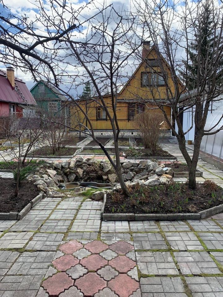 Продается уютный дом в Екатеринбурге. Ухоженный двор с садом и декоративным прудом. Идеально для семейного отдыха.