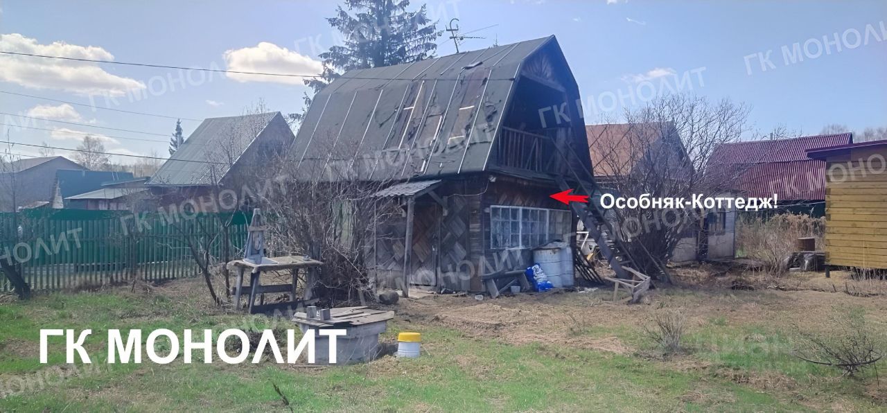 Строение выполнено в традиционном сельском стиле с наклонной крышей и деревянными стенами. Видны большие окна, обеспечивающие естественное освещение, и балкон на верхнем этаже. Основной материал — дерево, с использованием деревянной отделки и черепичной крыши. Цвета фасада нейтральные, в основном коричневые и серые, что создает гармоничный вид с окружающей природой. Структура выглядит уютной и подходит для загородного отдыха, с возможностью обустройства внутреннего пространства под различные нужды.