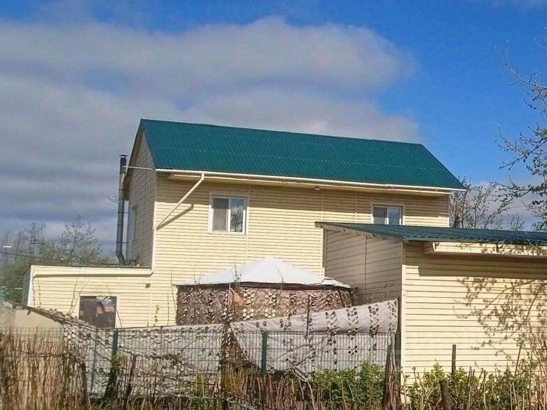 Продается дом/дача в Екатеринбурге, площадь 170 кв.м, без отделки. Просторный участок, уютный дом с зеленой крышей, тихий район.