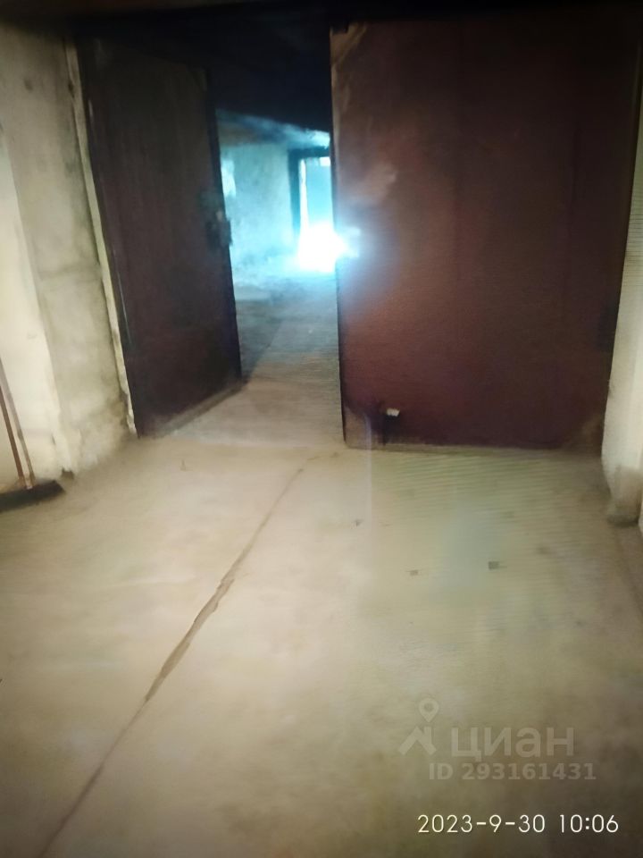 Продается гараж в Барнауле, площадь 17 кв.м. Просторное помещение без отделки, металлические ворота, удобный подъезд.