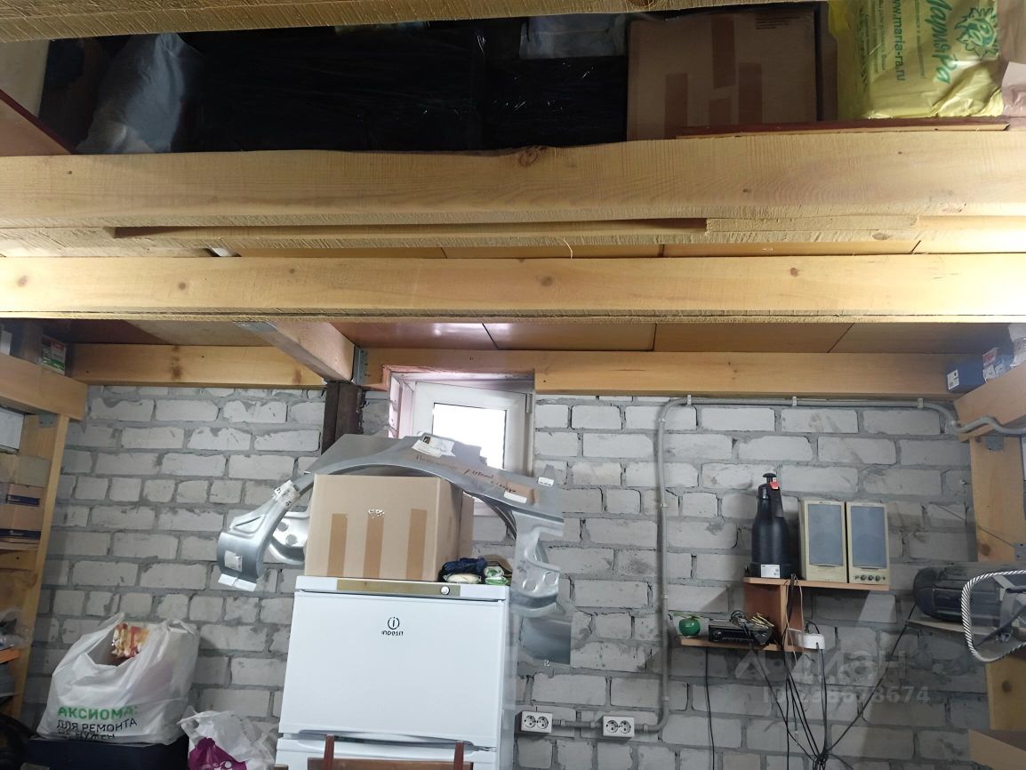Продается гараж в Барнауле, площадь 22 кв.м. Кирпичные стены, деревянные перекрытия, полки для хранения. Удобное расположение.